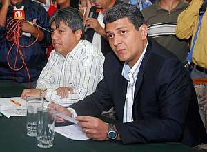 Los gobernadores de Beni y Tarija, Ernesto Surez Satori (d) y Mario Cossio (i), ofrecen una rueda de prensa en Cochabamba. (Foto: EFE)