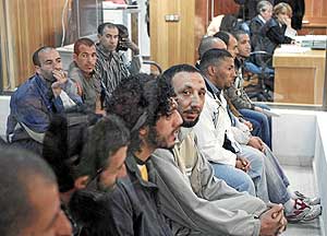 Una de las sesiones del juicion de la 'operacin Nova' en la AN. Mohamed Achrat aparece en la segunda fila con una camisa a rayas. (Foto: POOL)