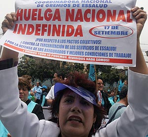 Una mdico protesta contra el Gobierno en las calles de la capital peruana. (Foto: EFE)