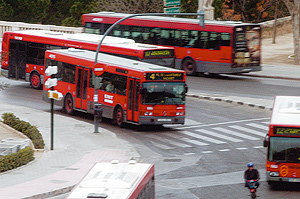 Varios autobuses de la EMT circulan por las calles de Valencia (Foto: Vicent Bosch).