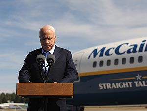 McCain pronuncia un discurso tras aterrizar en Flagstaff, Arizona. (Foto: AFP)