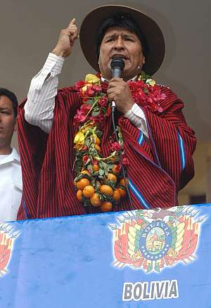 El presidente de Bolivia en un acto multitudinario cerca de la capital. (Foto: EFE)