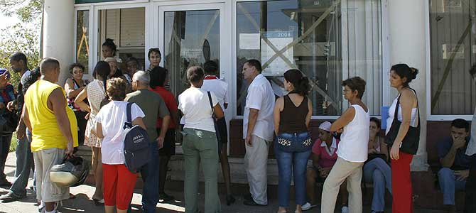 Un grupo de cubanos hace cola en un banco cubano. (Foto: EFE)