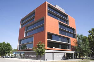Edificio de oficinas en la calle General Fanjul, en Madrid. (FOTO: Fund. COAM)