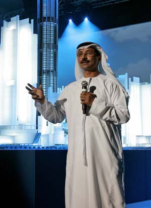 El sultán Ahmed ben Soulaïm, durante la presentación del proyecto de la torre. (FOTO: AFP)