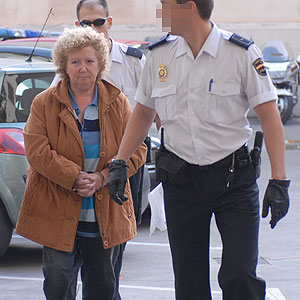 Antonia Ordinas a su llegada a los juzgados (Foto: Pep Vicens).