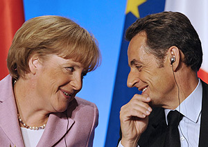 Merkel charla con Sarkozy, durante la mini-cumbre del sbado en Pars. (Foto: AFP)