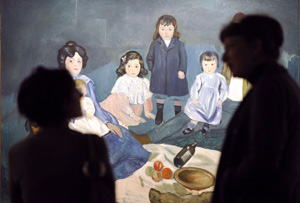 Unos visitantes observan 'La familia Soler', de Picasso. (Foto: AFP)