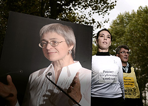 Homenaje en Pars a la periodista Anna Politkvskaya. (Foto: AFP)