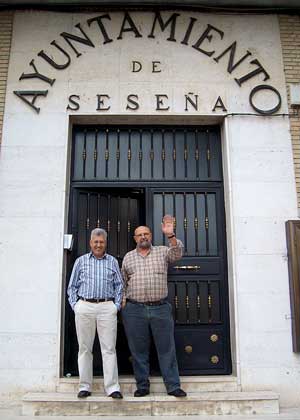 El alcalde de Sesea, Manuel Fuentes, junto al pocero de Fuenlabrada, Jos Moreno, en la puerta del Ayuntamiento tras la reunin. (Foto: EFE)