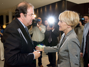 Juan Vicente Herrera charla con la comisaria europea Danuta Hubner. (Foto: ICAL)