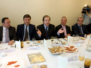 Herrera, en el centro, comparte mesa con los presidentes de La Rioja y Murcia y el embajador de Espaa. (Foto: ICAL)