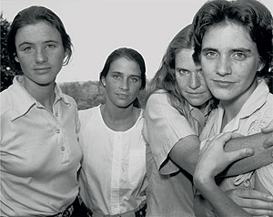 La esposa y las cuadas de Nixon en la fotografa de la serie correspondiente a 1980.