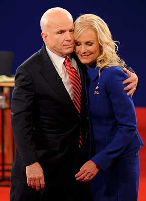 McCain, tras el debate, con su esposa Cindy. (Foto: EFE)