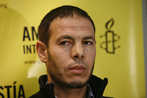 Lahcen Ikassrien, preso en Guantanamo absuelto, en la sede de Amnistia Internacional de Madrid. (Foto: A. M. Xoubanova)
