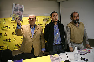Lahcen Ikassrien, con Jose Luis Galan, abogado, a su derecha y Esteban Beltrán, director de AI España. (Foto: A. Xoubanova)