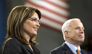 Sarah Palin con el candidato republicano. (Foto: AFP)