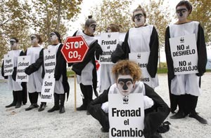 Integrantes de un grupo de teatro de calle se manifiestan disfrazados de colonia de pinginos, para denunciar la situacin que sufre la Antrtida ante el cambio climtico. (Foto: EFE/Toni Albir).