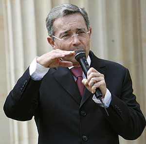 El presidente de Colombia, Álvaro Uribe, durante una intervención en Bogotá. (Foto: EFE)