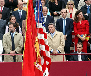 Momento en el que la bandera de EEUU pasa por el palco de autoridades y Zapatero sigue sentado. (Foto: Jaime Villanueva)