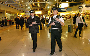 Policas armados patrullan la Terminal 4 del aeropuerto londinense de Heathrow. (Foto: AP)