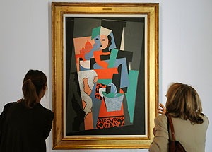 Dos visitantes contemplan 'La Italiana', el cuadro que Picasso pint en Roma en 1917. (Foto: AFP)