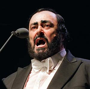 Pavarotti, durante un recital. (Foto: AFP)