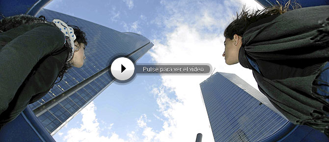 Dos madrileas miran el nuevo techo de Madrid. (Foto: Bernab Cordn)