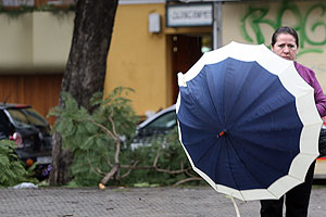 Una mujer abre su paraguas en Sevilla. (Foto: FERNANDO RUSO)