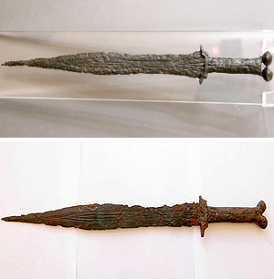 Arriba, una de las espadas conservadas en el Museo Numantino. Abajo, la que se subasta en internet.