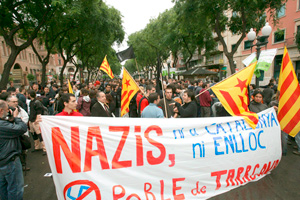La manfiestacin antifascista en Tarragona, mucho ms numerosa de la de extrema derecha. (Foto: Efe)