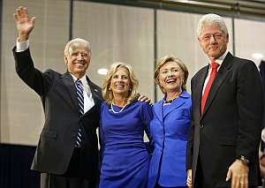 El matrimonio Biden, a la izquierda, junto a la matrimonio Clinton (dcha.) (Foto: EFE)