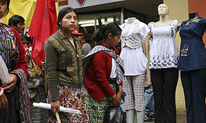 Un grupo de indgenas durante la marcha en Guatemala. (Foto: AP)