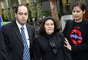 Maria Otonia de Menezes (centro), madre de la vctima, y su hijo Giovaani de Silva (izq.), en Londres. (Foto: REUTERS)