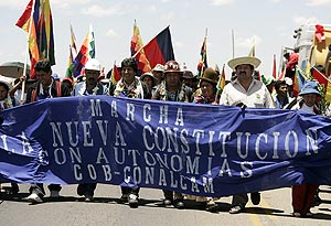 El presidente de Bolivia, Evo Morales ((3 por la izq.), en la marcha de Caracollo a La Paz. (Foto: EFE)