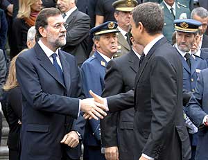 Zapatero y Rajoy se saludan en el funeral por el brigada Luis Conde. (Foto: EFE)