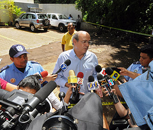 Carlos Fernando Chamorro con los medios tras el allanamiento a la sede de CINCO. (Foto: AFP)