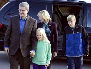 El primer ministro canadiense Stephen Harper (i), acompañado por su esposa Laureen y sus hijos al ir a votar. (Foto: EFE)