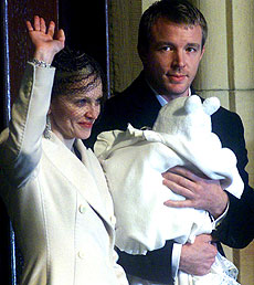 La pareja, en el bautizo de su hijo Rocco, en 2000. (Foto: AP ) [MS IMGENES]