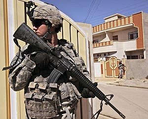 Un militar estadounidense patrulla en Mosul, al norte de Bagdad. (Foto: AP)
