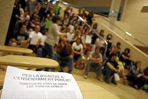 Protestas contra las clases de Ciudadanía en inglés en un colegio valenciano. (Foto: José Cuéllar)