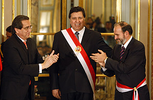 El ex primer ministro de Per, Jorge del Castillo, el presidente, Alan Garca, y Yehude Simn, en Lima. (Foto: REUTERS)