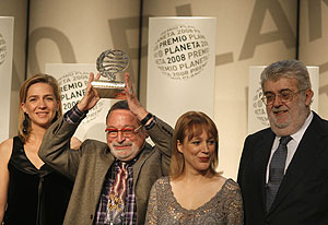 Los premiados, Fernando Savater y ngela Vallvey, junto a la Infanta Cristina (izqda.) y Jos Manuel Lara, presidente del Grupo Planeta. (Foto: S. Cogolludo)