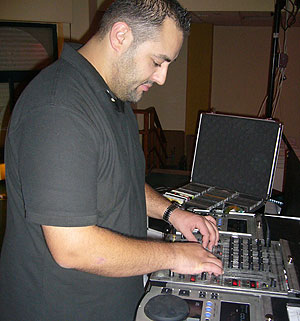 El palestino Mohamed en su posicin de DJ. (Foto: S.E.)
