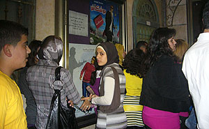 En la entrada al cine en Ramala. (Foto: S.E.)