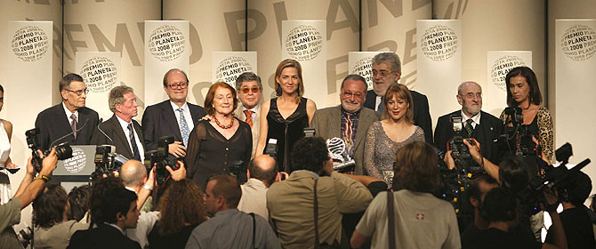 El ganador del Planeta, la finalista y todo el jurado, en la foto de familia de fin de fiesta. (Santi Cogolludo)