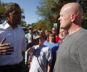 Obama habla con Joe el fontanero, el pasado da 12 en Ohio. (Foto: REUTERS)