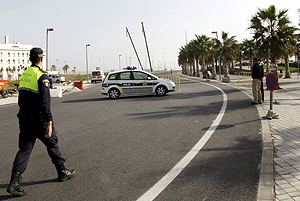 Una patrulla de la Polica local de Valencia ha impedido la entrada al Puerto del camin que trasportaba la infraestructura para la fiesta. (Foto: EFE)