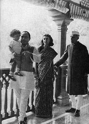En la foto, tres generaciones de Nehru: Jawaharlal, Indira y Rajiv. Los tres acabaran siendo primeros ministros de la India. (Foto: : Jawaharlal Nehru Memorial Fundation)