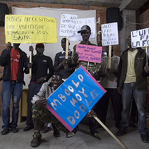 Inmigrantes subsaharianos asociados para pedir la despenalizacin del top manta. (Foto: Antonio Heredia)